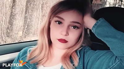 Szexi babe boldogan szopik le egy kedvezményes kártya